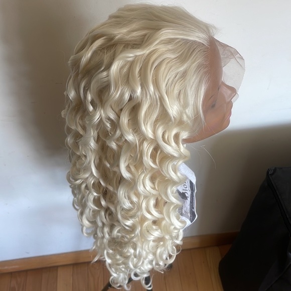- 26” BLONDE CURLY Lace Front Wig *NWT*